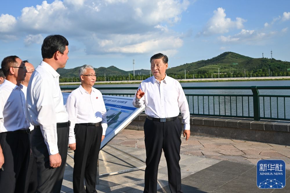 這是8月16日下午，習近平在錦州市考察小凌河和女兒河環境綜合整治情況，聽取遼寧省防汛工作情況彙報，並就做好防汛工作、提高災害防禦能力作出重要指示。