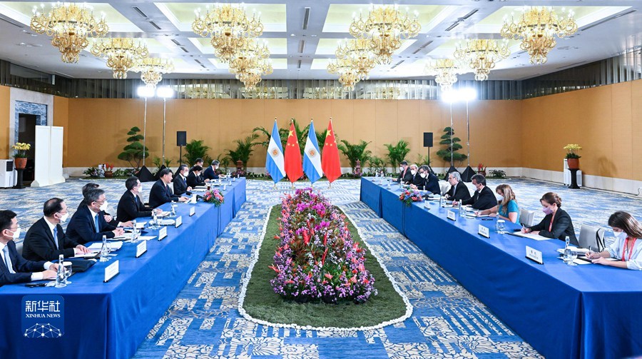 當地時間11月15日下午，國家主席習近平在印度尼西亞巴厘島會見阿根廷總統費爾南德斯。