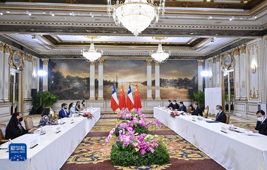 當地時間11月18日下午，國家主席習近平在泰國曼谷會見智利總統博裏奇。