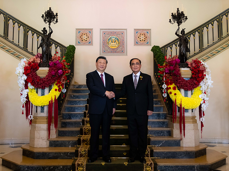 當地時間11月19日中午，國家主席習近平在曼谷總理府同泰國總理巴育舉行會談。