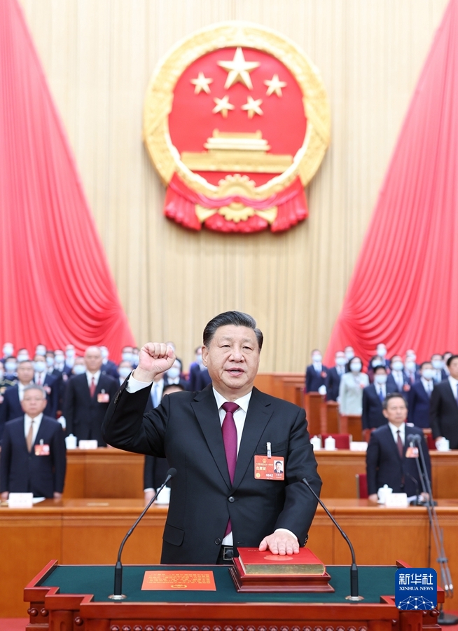 3月10日，十四屆全國人大一次會議在北京人民大會堂舉行第三次全體會議。習近平全票當選中華人民共和國主席、中華人民共和國中央軍事委員會主席。這是習近平進行憲法宣誓。