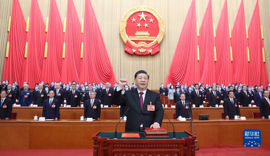 3月10日，十四屆全國人大一次會議在北京人民大會堂舉行第三次全體會議。習近平全票當選中華人民共和國主席、中華人民共和國中央軍事委員會主席。這是習近平進行憲法宣誓。