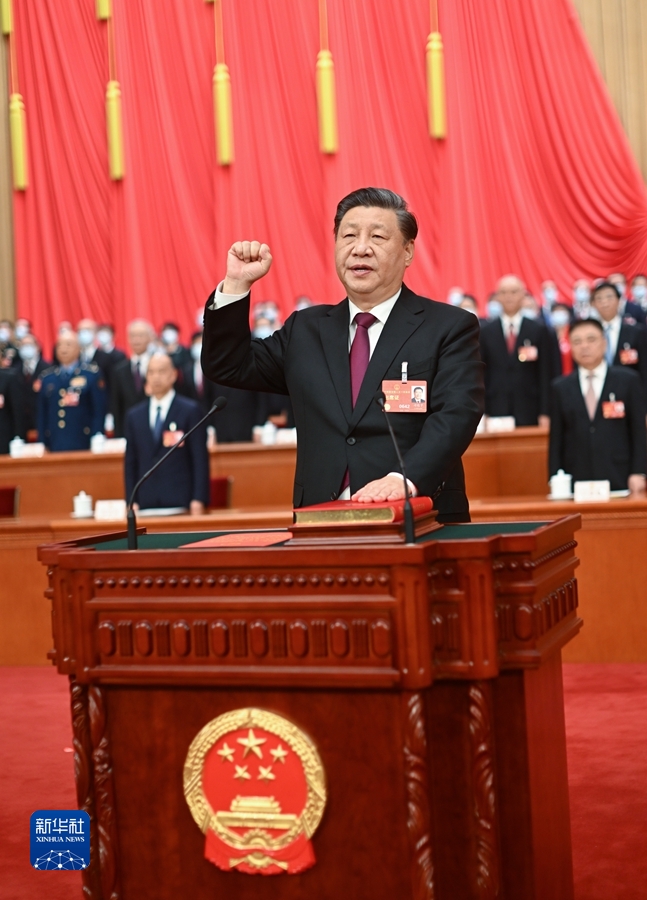 3月10日，十四屆全國人大一次會議在北京人民大會堂舉行第三次全體會議。習近平全票當選中華人民共和國主席、中華人民共和國中央軍事委員會主席。這是習近平進行憲法宣誓。