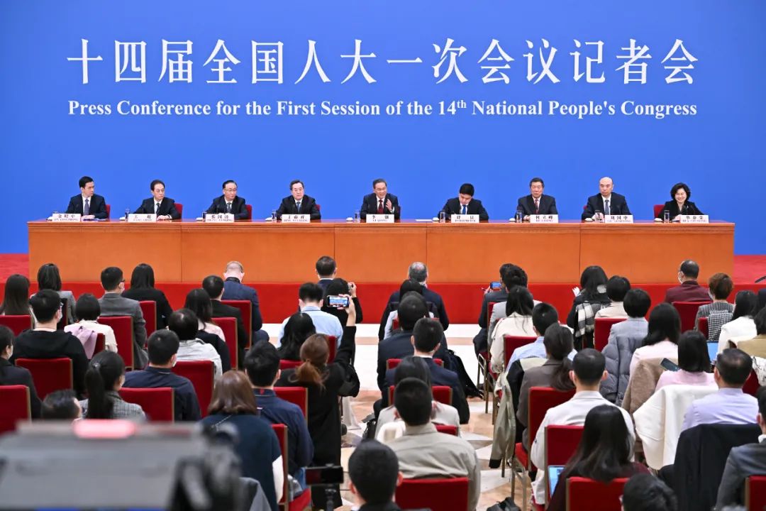 3月13日，十四屆全國人大一次會議在北京人民大會堂舉行記者會，國務院總理李強出席並回答中外記者提問。國務院副總理丁薛祥、何立峰、張國清、劉國中參加。