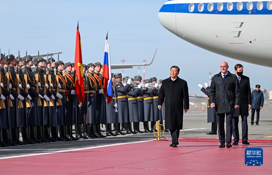 當地時間3月20日，國家主席習近平乘專機抵達莫斯科，應俄羅斯總統普京邀請，對俄羅斯進行國事訪問。下午1時許，習近平乘坐的專機抵達莫斯科伏努科沃專機機場。習近平步出艙門時，俄羅斯副總理切爾內申科等政府高級官員在舷梯旁熱情迎接。俄方在機場舉行隆重迎賓儀式。軍樂團奏中俄兩國國歌。這是習近平檢閱俄羅斯三軍儀仗隊並觀看分列式。