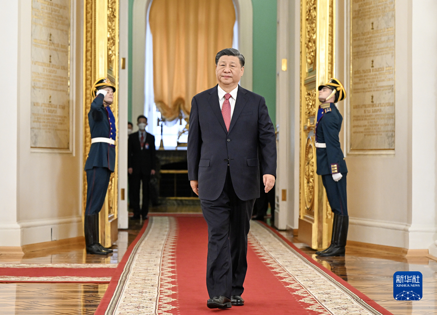 當地時間3月21日下午，國家主席習近平在莫斯科克里姆林宮同俄羅斯總統普京舉行會談。普京在喬治大廳為習近平舉行隆重歡迎儀式。這是在雄壯激昂的迎賓曲中，習近平和普京分別從喬治大廳兩側沿紅地毯闊步走入大廳中央。