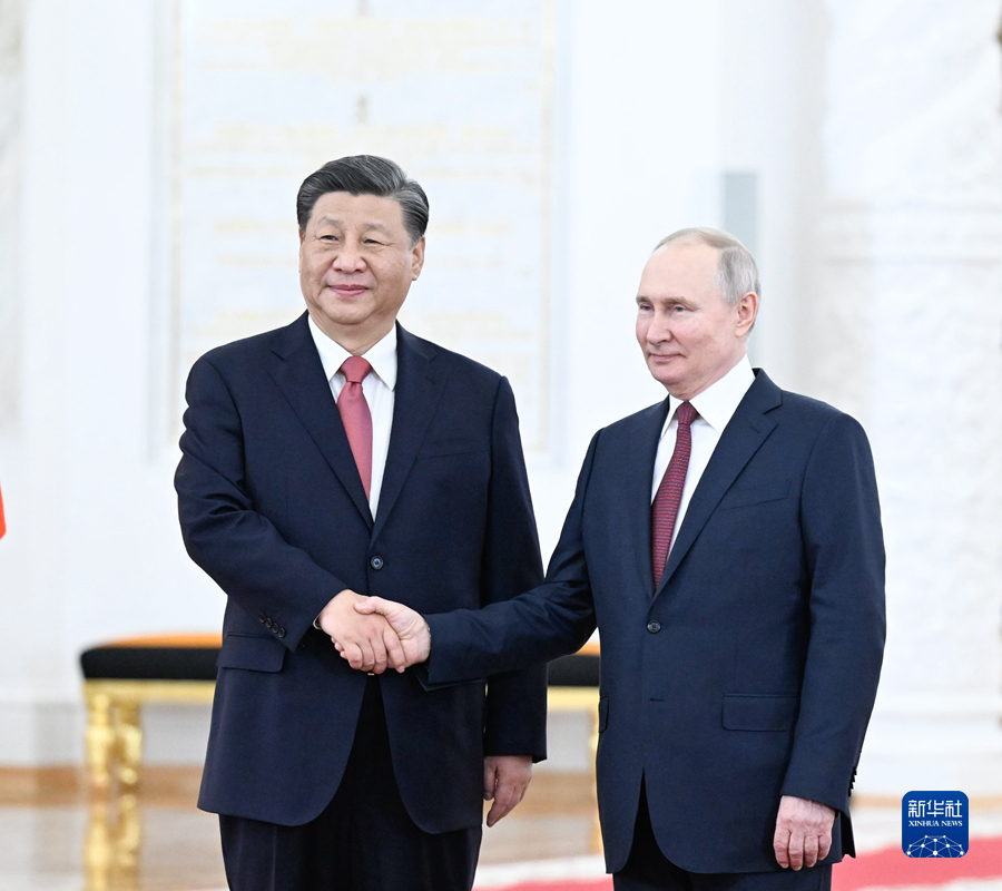 當地時間3月21日下午，國家主席習近平在莫斯科克里姆林宮同俄羅斯總統普京舉行會談。普京在喬治大廳為習近平舉行隆重歡迎儀式。這是兩國元首緊緊握手，合影留念。