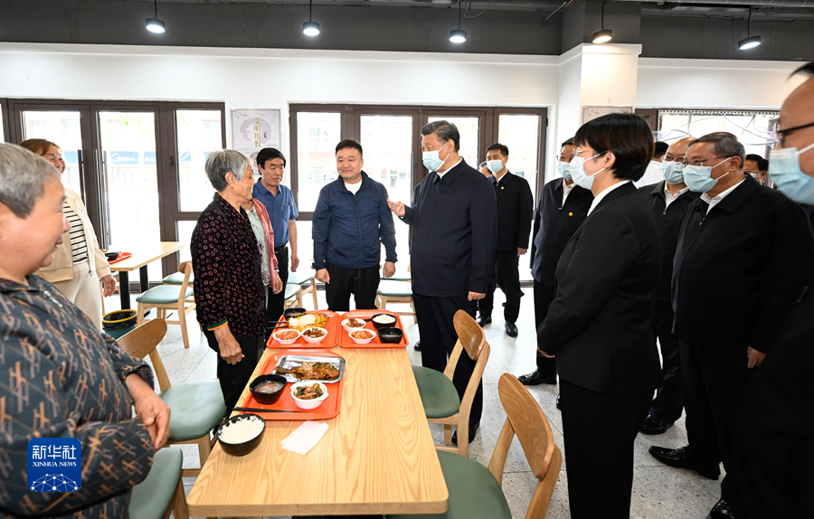 5月10日，中共中央總書記、國家主席、中央軍委主席習近平在河北省雄安新區考察，並主持召開高標準高品質推進雄安新區建設座談會。這是10日上午，習近平在容東片區南文營社區食堂同就餐的社區老人親切交流。