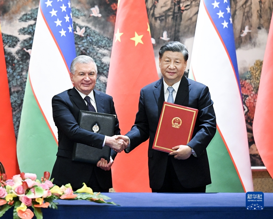 5月18日下午，國家主席習近平在西安同來華出席中國－中亞峰會並進行國事訪問的烏茲別克總統米爾濟約耶夫會談。會談後，兩國元首簽署了《中華人民共和國和烏茲別克共和國聯合聲明》，通過了《中華人民共和國和烏茲別克共和國新時代全面戰略夥伴關係發展規劃（2023－2027）》，共同見證簽署優先投資項目、減貧、農産品貿易、檢驗檢疫、地方合作等領域多項雙邊合作文件。