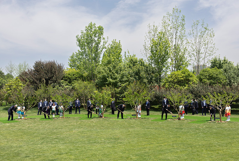 5月19日上午，國家主席習近平在陜西省西安市主持首屆中國－中亞峰會併發表題為《攜手建設守望相助、共同發展、普遍安全、世代友好的中國－中亞命運共同體》的主旨講話。峰會結束後，習近平和中亞五國元首共同種下六棵石榴樹，既見證中國同中亞千年友好交往，也象徵中國同中亞緊密團結合作，更寄託對中國－中亞關係美好未來的期待。