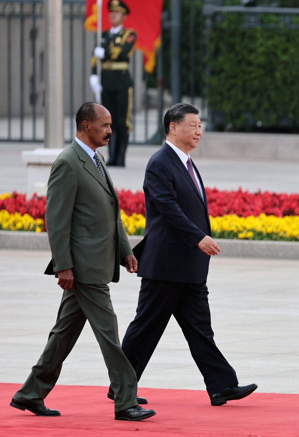 5月15日下午，國家主席習近平在北京人民大會堂同來華進行國事訪問的厄利垂亞總統伊薩亞斯舉行會談。這是會談前，習近平在人民大會堂東門外廣場為伊薩亞斯舉行歡迎儀式。