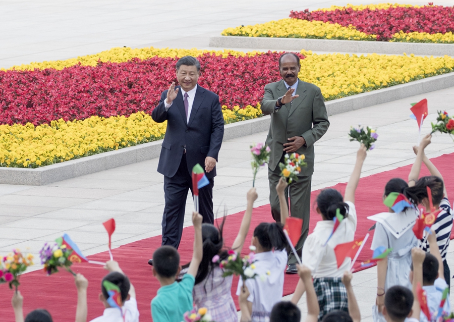 5月15日下午，國家主席習近平在北京人民大會堂同來華進行國事訪問的厄利垂亞總統伊薩亞斯舉行會談。這是會談前，習近平在人民大會堂東門外廣場為伊薩亞斯舉行歡迎儀式。