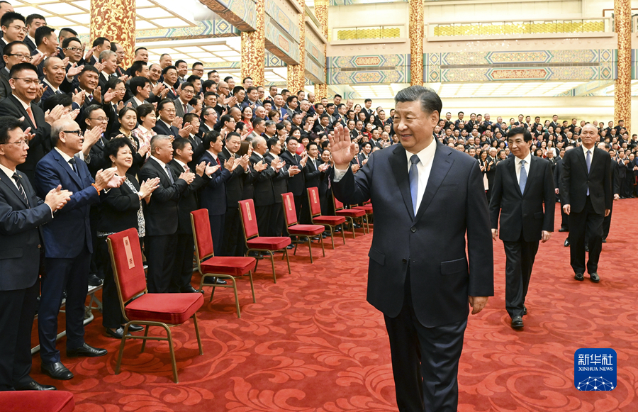 5月8日，黨和國家領導人習近平、王滬寧、蔡奇等在北京人民大會堂會見第十屆世界華僑華人社團聯誼大會代表。