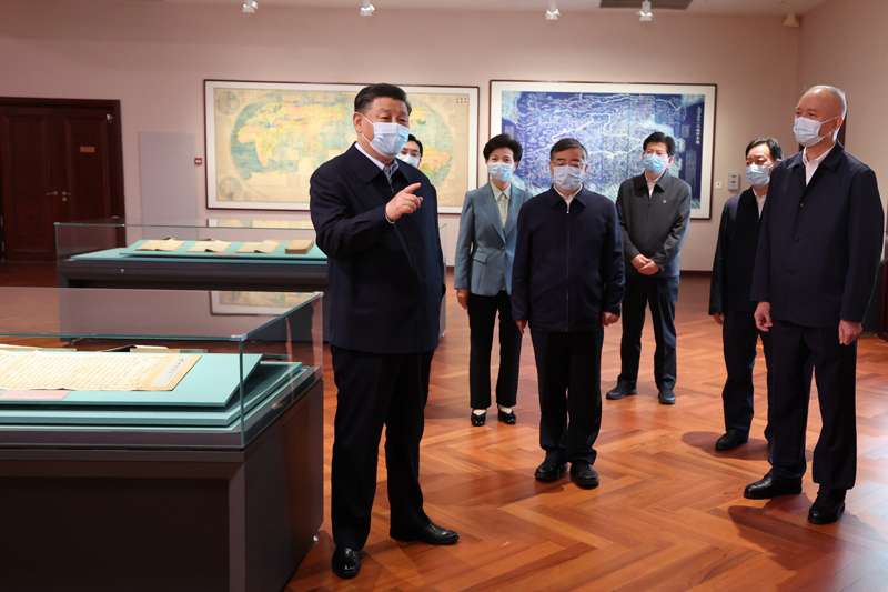 6月2日，中共中央總書記、國家主席、中央軍委主席習近平在北京出席文化傳承發展座談會併發表重要講話。這是座談會前，習近平1日下午在中國國家版本館考察。