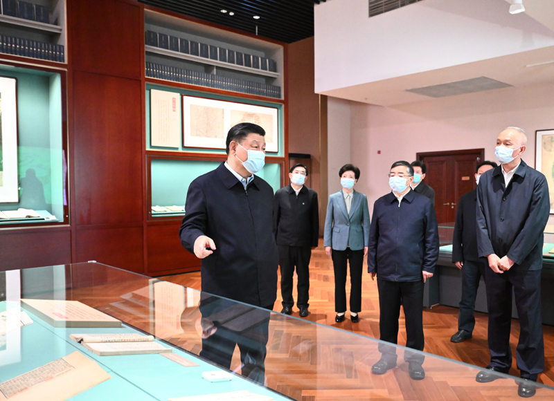 6月2日，中共中央總書記、國家主席、中央軍委主席習近平在北京出席文化傳承發展座談會併發表重要講話。這是座談會前，習近平1日下午在中國國家版本館考察。
