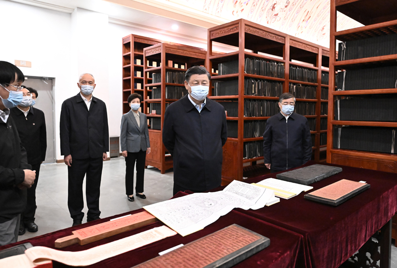6月2日，中共中央總書記、國家主席、中央軍委主席習近平在北京出席文化傳承發展座談會併發表重要講話。這是座談會前，習近平1日下午在中國國家版本館考察時，在蘭臺洞庫了解館藏精品版本保存情況。