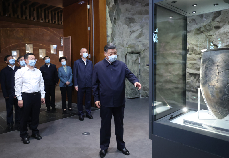 6月2日，中共中央總書記、國家主席、中央軍委主席習近平在北京出席文化傳承發展座談會併發表重要講話。這是座談會前，習近平2日下午在中國歷史研究院考察。