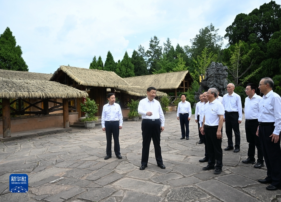 7月25日至27日，中共中央總書記、國家主席、中央軍委主席習近平在四川考察。這是25日下午，習近平在廣元市劍閣縣翠雲廊考察。
