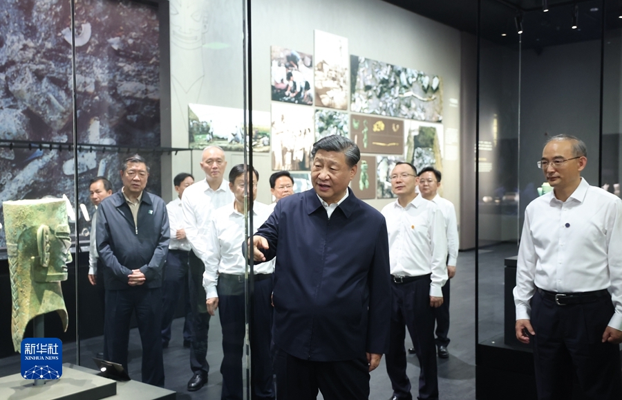 7月25日至27日，中共中央總書記、國家主席、中央軍委主席習近平在四川考察。這是26日下午，習近平在位於德陽市廣漢市的三星堆博物館新館參觀。