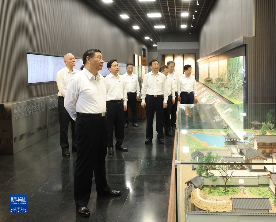 7月29日，中共中央總書記、國家主席、中央軍委主席習近平在四川考察結束返京途中，來到陜西省漢中市考察。這是習近平參觀漢中市博物館有關歷史文物展陳。