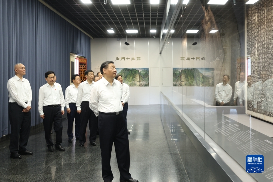7月29日，中共中央總書記、國家主席、中央軍委主席習近平在四川考察結束返京途中，來到陜西省漢中市考察。這是習近平參觀漢中市博物館有關歷史文物展陳。