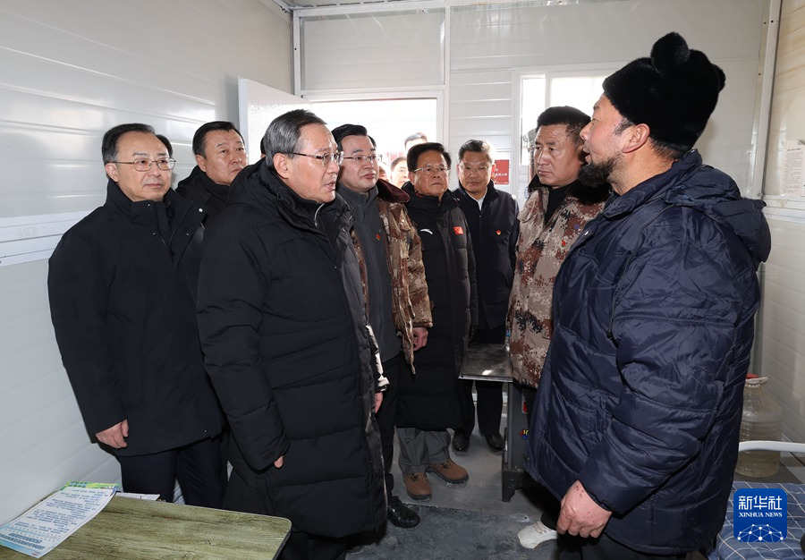 12月23日，中共中央政治局常委、國務院總理李強赴甘肅、青海地震災區檢查指導受災群眾過冬安置和災後恢復重建等工作。這是李強在甘肅省積石山縣大河家鎮陳家村安置點與受災群眾交流。