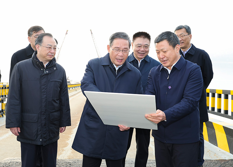 1月2日至3日，中共中央政治局常委、國務院總理李強在湖北調研。這是1月2日，李強在宜昌興發集團新廠區，了解企業轉型升級情況，察看長江排污口整治和長江岸線騰退情況。