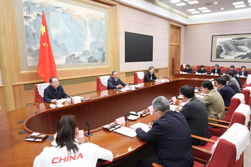 1月23日下午，中共中央政治局常委、國務院總理李強主持召開專家、企業家和教科文衛體等領域代表座談會，聽取對《政府工作報告（徵求意見稿）》的意見建議。中共中央政治局常委、國務院副總理丁薛祥出席。