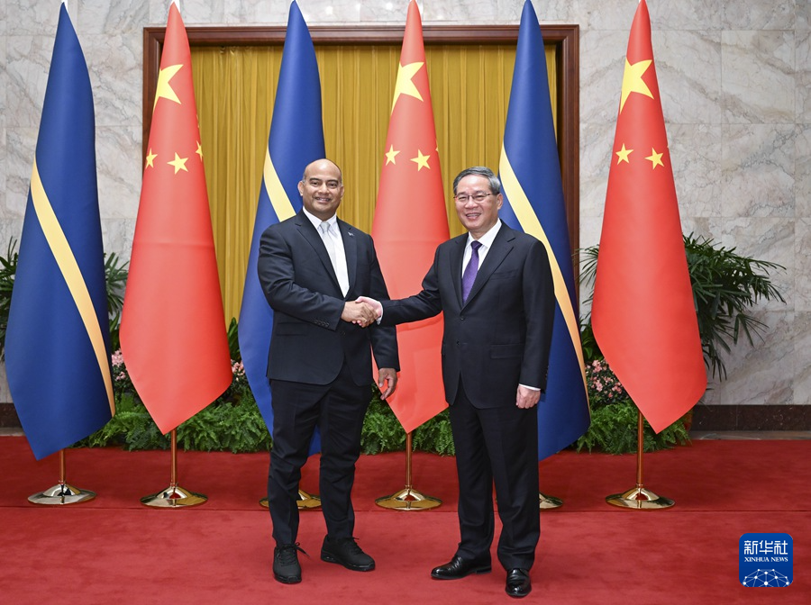 3月26日上午，國務院總理李強在北京人民大會堂會見來華進行國事訪問的諾魯總統阿迪昂。
