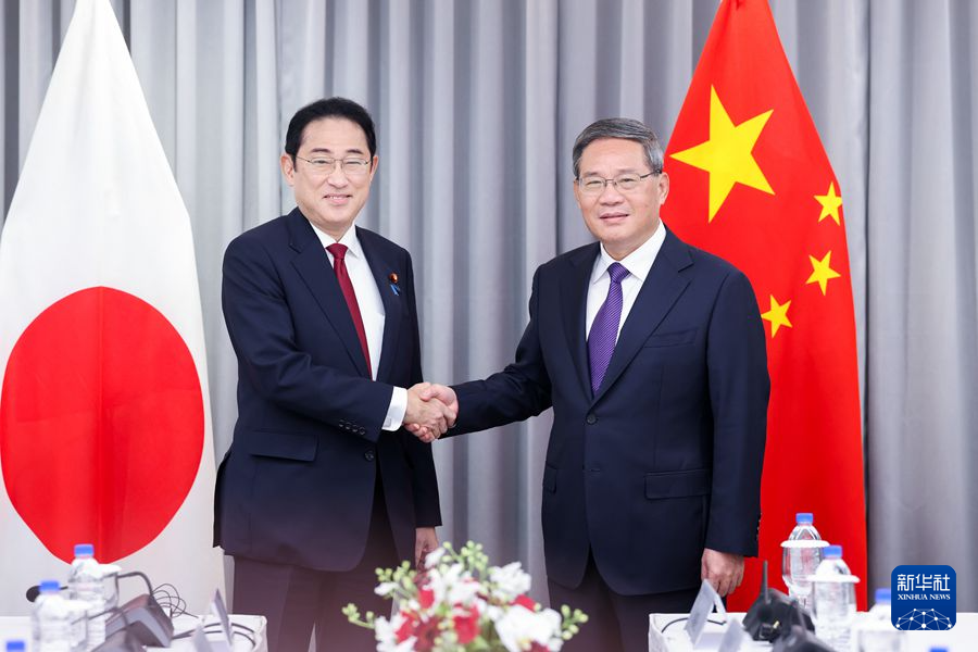 當地時間5月26日晚，國務院總理李強在首爾出席第九次中日韓領導人會議期間會見日本首相岸田文雄。