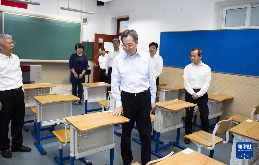 6月2日下午，中共中央政治局常委、國務院副總理丁薛祥到北京市檢查2024年高考準備工作。這是丁薛祥在北京市第十三中學考點檢查2024年高考準備工作。