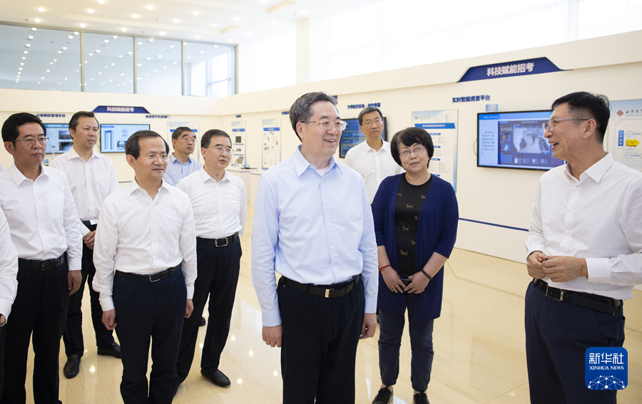 6月2日下午，中共中央政治局常委、國務院副總理丁薛祥到北京市檢查2024年高考準備工作。這是丁薛祥在北京教育考試院檢查2024年高考準備工作。