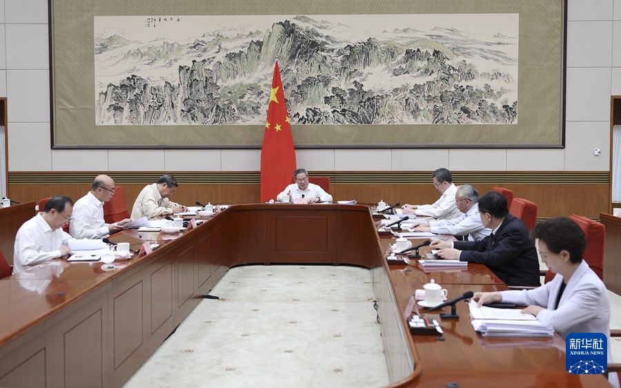 7月19日，國務院總理、黨組書記李強主持召開國務院黨組會議，學習貫徹黨的二十屆三中全會精神。丁薛祥出席。