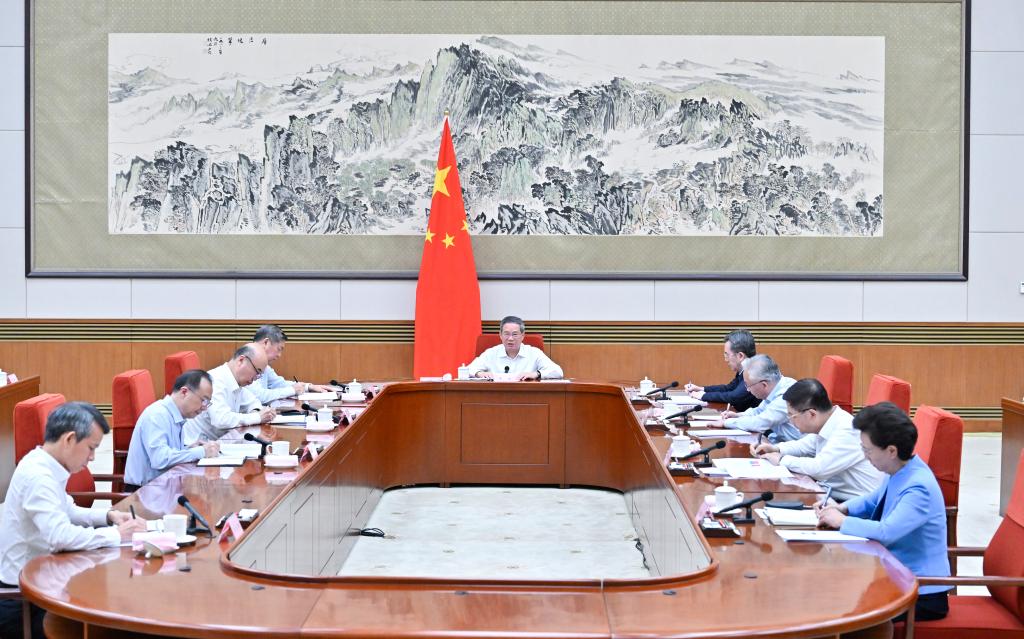8月26日下午，國務院以“實施積極應對人口老齡化國家戰略，推動養老事業和養老産業協同發展”為主題，進行第九次專題學習。國務院總理李強主持學習。