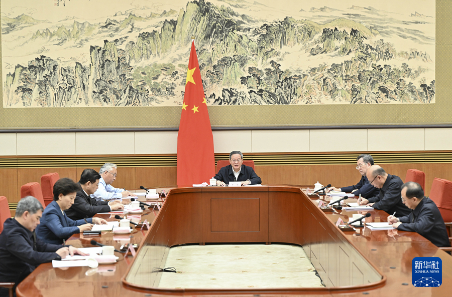 10月8日上午，國務院以“增強宏觀政策取向一致性，強化政策協同提升實施效果”為主題，進行第十次專題學習。國務院總理李強主持學習。