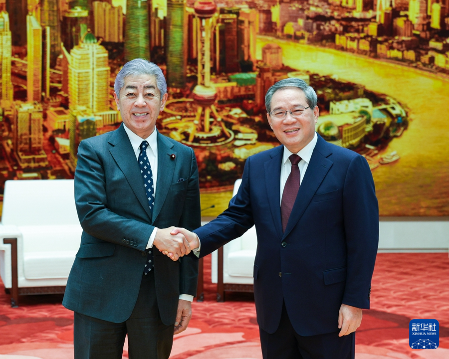 12月25日，國務院總理李強在北京人民大會堂會見來華訪問的日本外相岩屋毅。