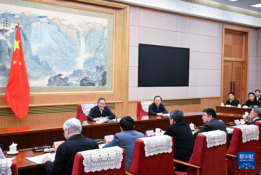 1月20日下午，中共中央政治局常委、國務院總理李強在北京主持召開專家、企業家和教科文衛體等領域代表座談會，聽取對《政府工作報告（徵求意見稿）》的意見建議。