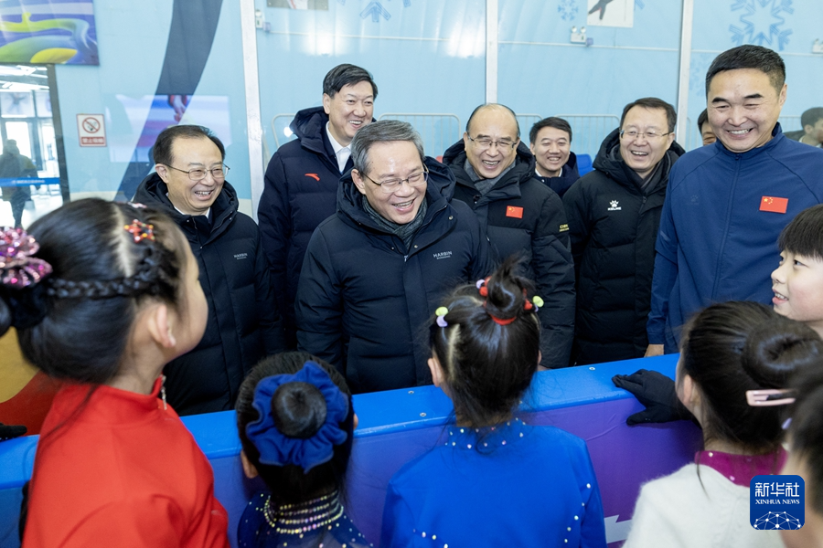 2月15日，中共中央政治局常委、國務院總理李強在黑龍江調研。這是在哈爾濱新區冰上運動中心，李強同參加滑冰訓練的孩子們親切交流。