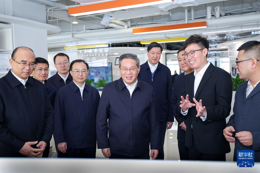 2月15日，中共中央政治局常委、國務院總理李強在黑龍江調研。這是在哈爾濱文化旅游規劃設計院有限公司，李強察看冰雪大世界項目等設計成果及文創産品。