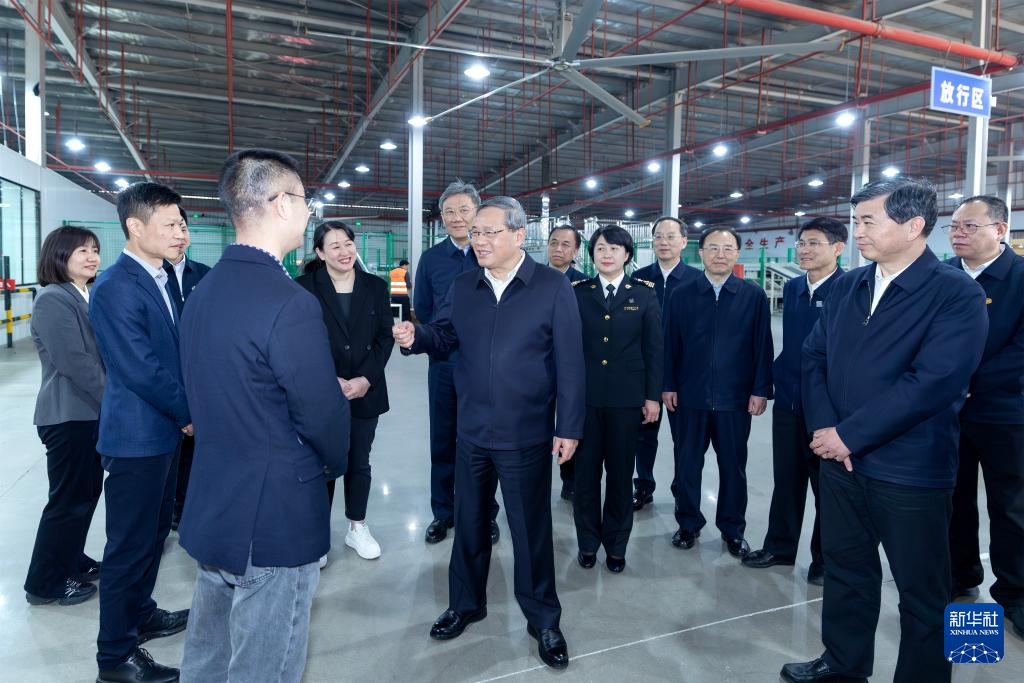 3月18日至20日，中共中央政治局常委、國務院總理李強在福建調研。這是3月18日，李強來到泉州晉江國際陸地港，了解其以“雙口岸+雙平臺”服務外貿企業等情況。