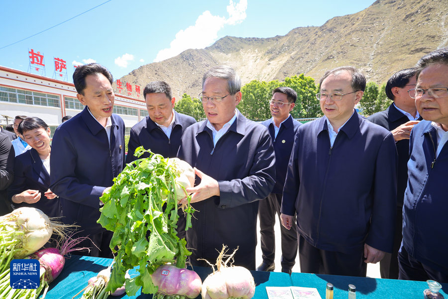 7月18日至19日，中共中央政治局常委、國務院總理李強在西藏調研。這是7月19日在拉薩，李強來到曲水才納國家現代農業示範區，聽取自治區農牧業産業發展、高原生物研究所建設等介紹，觀看示範區自産果蔬、高原特色食飲品、民族手工藝品等展示。