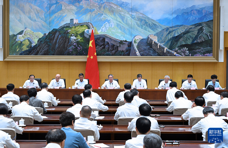 8月18日，國務院總理李強主持召開國務院第九次全體會議，深入學習貫徹習近平總書記關於當前經濟形勢和經濟工作的重要講話精神，強調要切實把思想和行動統一到黨中央對形勢的科學判斷和決策部署上來，鞏固拓展經濟回升向好勢頭，努力完成全年經濟社會發展目標任務。