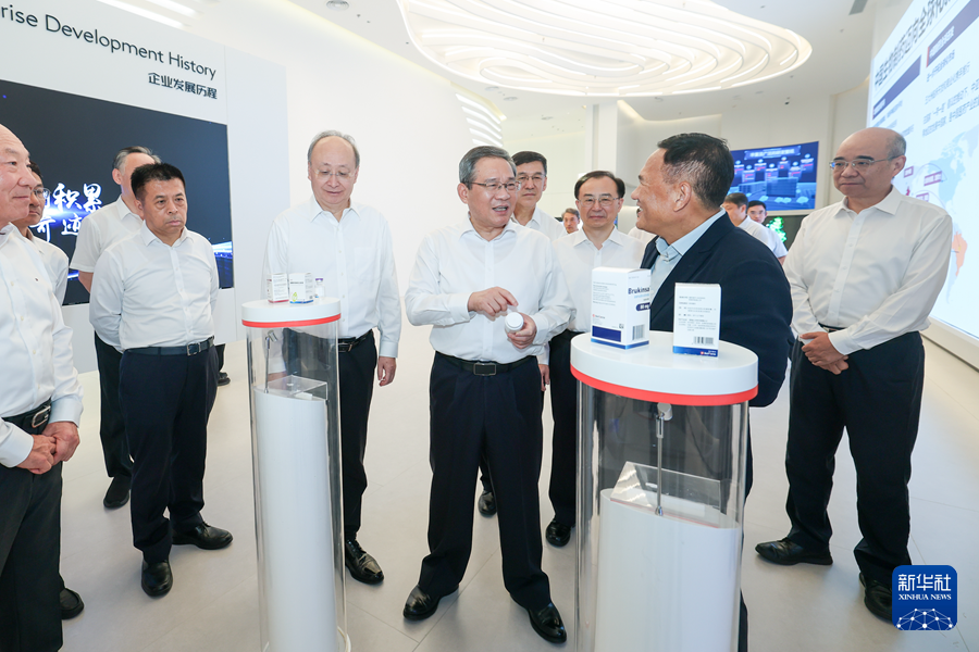 8月20日，中共中央政治局常委、國務院總理李強在北京調研生物醫藥産業發展情況。這是李強在百濟神州（北京）生物科技有限公司調研有關新藥研發等情況。