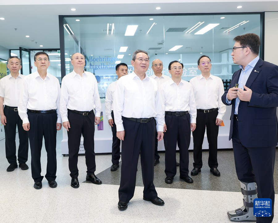 8月20日，中共中央政治局常委、國務院總理李強在北京調研生物醫藥産業發展情況。這是李強在北京飛鏢國際創新中心調研醫藥産業孵化等情況。