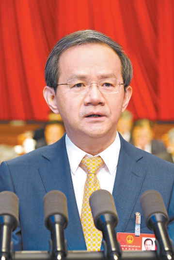 殷勇同志作政府工作报告。