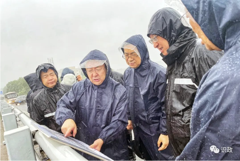 察看大石河行洪情况