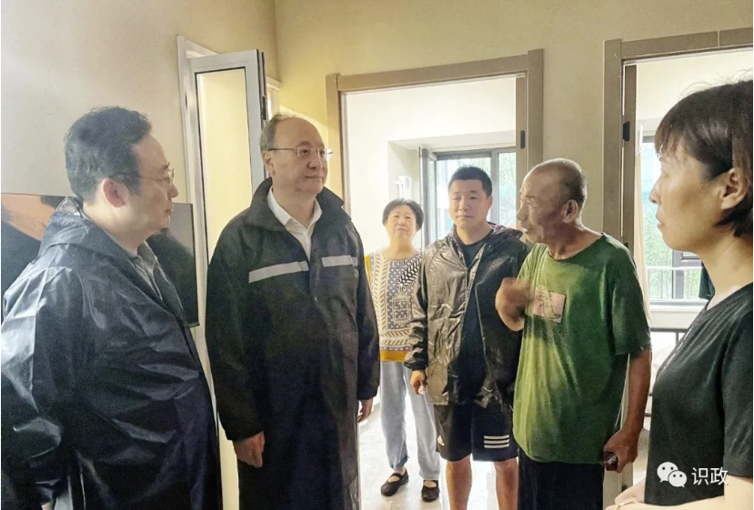 询问转移安置村民生活情况