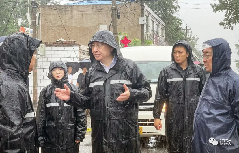 要求各级干部冲在第一线，保障人民群众生命安全