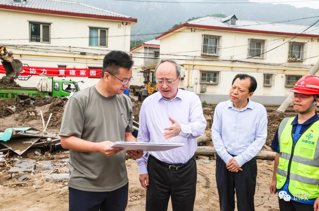 察看水峪嘴村受灾情况和恢复重建进展