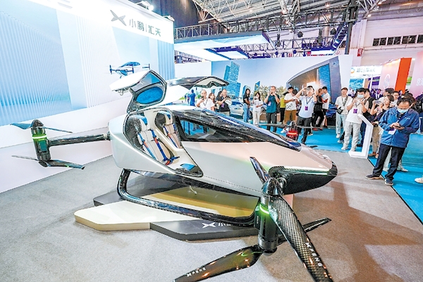 9月21日，2023世界智能网联汽车大会在中国国际展览中心（顺义馆）开幕，本届大会以“聚智成势 协同向新——迈向商业化应用新征程”为主题，200余家展商带来国内外智能网联汽车及关联领域前沿科技和最新成果。图为参观者在一台“飞行汽车”前驻足。